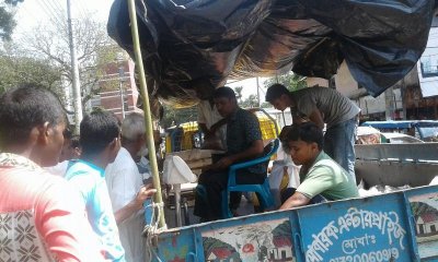 টিসিবির ট্রাক থেকে পণ্য কিনছেন ক্রেতারা