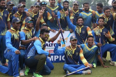 শিরোপা উদযাপন করছে গাজী