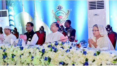 ইফতার মঞ্চে মোনাজাতরত প্রধানমন্ত্রী (ছবি: ফোকাস বাংলা)