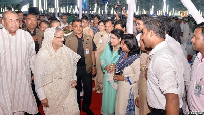 আমন্ত্রিতদের সঙ্গে কথা বলছেন প্রধানমন্ত্রী (ছবি: ফোকাস বাংলা)
