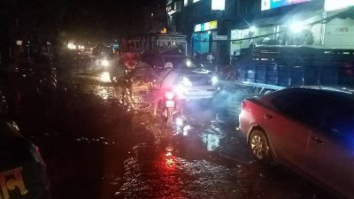 বৃষ্টিতে সড়কের বেহাল দশা