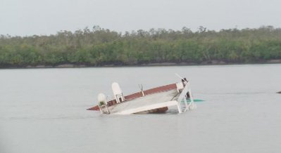 ডুবে যাওয়া জাহাজের উদ্ধার কাজ চলছে