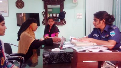 এভাবেই প্রতিদিন অসহায় মানুষের সমস্যার কথা শুনে সমাধানের চেষ্টা করেন পুলিশ সুপার শামসুন্নাহার