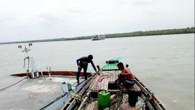 ডুবে যাওয়া জাহাজের উদ্ধার কাজ চলছে