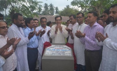 যশোর সদরের মোবারককাটি রেলগেট থেকে খরিচাডাঙ্গা পর্যন্ত সড়ক পাকাকরণ কাজের উদ্বোধন করেন কাজী নাবিল আহমেদ