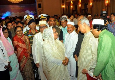 বঙ্গভবনে ইফতারের আগে অ্যাটর্নি জেনারেলের সঙ্গে কথা বলছেন প্রধানমন্ত্রী, পাশে রাষ্ট্রপতি মো. আবদুল হামিদ