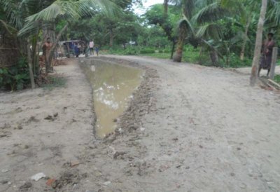 রাতের আঁধারে সোজা রাস্তা হলো বাঁকা!