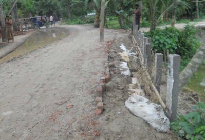 রাতের আঁধারে সোজা রাস্তা হলো বাঁকা!