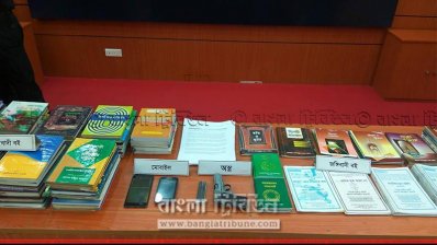 জব্দ করা জঙ্গিবাদী বই, মোবাইল ফোন ও অস্ত্র