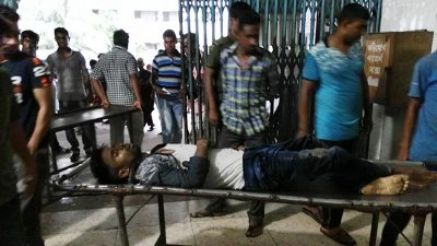 হাসপাতালের স্ট্রেচারে জিন্নাতুর রাহমান, পরে তাকে মৃত ঘোষণা করে চিকিৎসক