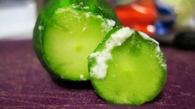 শসার তিতকুটে ভাব দূর করতে পারেন গোড়ার অংশ কেটে 