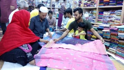 কাপড় কিনছেন ক্রেতারা, ছবি: নরসিংদী প্রতিনিধি