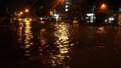 সোমবার বৃষ্টিতে ঢাকায় জমে যাওয়া পানি, ছবি: নাসিরুল ইসলাম