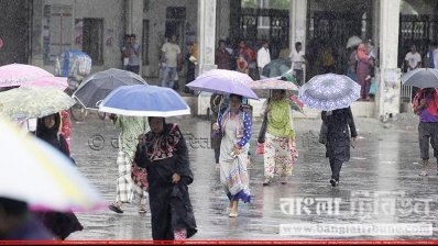 যানবাহন না পেয়ে অনেকেই হেঁটে গন্তব্যে রওনা দিয়েছেন