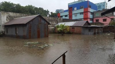 ডিএনডি বাঁধের জলাবদ্ধতায় পানিবন্দি কয়েক লাখ মানুষের দুর্ভোগ