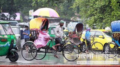 বৃষ্টির কারণে রাস্তায় যানবাহন সংকট