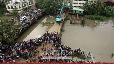 মহেশখালে নির্মিত অস্থায়ী বাঁধ অপসারণের কাজ চলছে ( ছবি-রবিন চৌধুরী) 