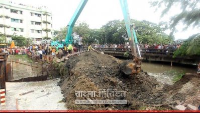 মহেশখালে নির্মিত অস্থায়ী বাঁধ অপসারণের কাজ শুরু ( ছবি-রবিন চৌধুরী) 