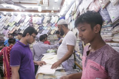 ঈদ বাজার: সাধ ও সাধ্যের ‘ধানমন্ডি হকার্স’