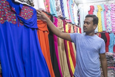 ঈদ বাজার: সাধ ও সাধ্যের ‘ধানমন্ডি হকার্স’