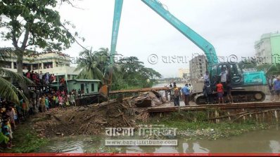মহেশখালে নির্মিত অস্থায়ী বাঁধ অপসারণ করা হচ্ছে ( ছবি-রবিন চৌধুরী) 