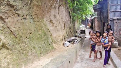 পাহাড়ে ঝুঁকিপূর্ণ বসবাস (ছবি: সংগৃহীত)
