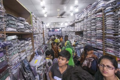ঈদ বাজার: সাধ ও সাধ্যের ‘ধানমন্ডি হকার্স’