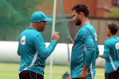 অধিনায়ক মাশরাফিকে পরামর্শ দিচ্ছেন কোচ হাথুরুসিংহে