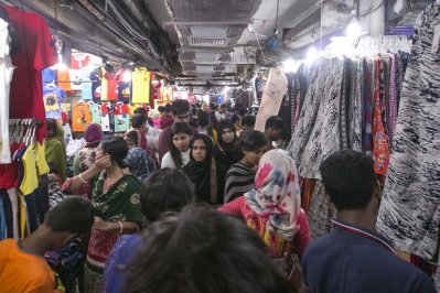 ঈদ বাজার: সাধ ও সাধ্যের ‘ধানমন্ডি হকার্স’