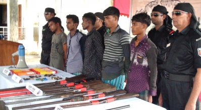 নোয়াখালীতে অস্ত্রসহ পাঁচ জলদস্যু আটক (ছবি- লক্ষ্মীপুর প্রতিনিধি)