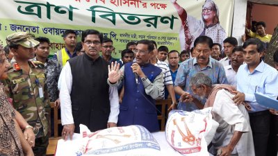 বান্দরবানে দুর্গতদের মাঝে ত্রাণ বিতরণ করছেন সড়ক ও সেতু মন্ত্রী ওবায়দুল কাদের (ছবি- বান্দরবান প্রতিনিধি)