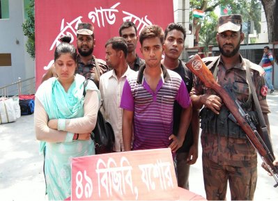 বেনাপোল সীমান্ত দিয়ে অবৈধ অনুপ্রবেশের সময় পাঁচ জন আটক (ছবি- বেনাপোল প্রতিনিধি)