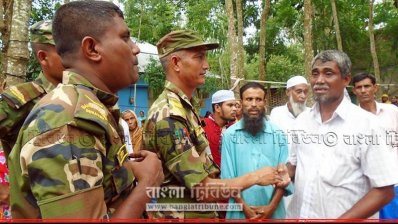 রাঙামাটিতে নিহত সেনা সদস্য চঞ্চলের বাবাকে শান্তনা দিচ্ছেন তার সহকর্মীরা (ছবি-বগুড়া প্রতিনিধি)