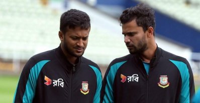 সেমিফাইনালের পরিকল্পনা নিয়ে সাকিবের সঙ্গে আলোচনা করছেন মাশরাফি