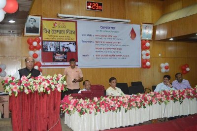 বিশ্ব রক্তদাতা দিবস উপলক্ষে আলোচনা সভায় বক্তব্য রাখছেন স্বাস্থ্যমন্ত্রী