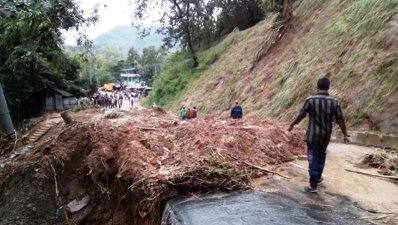 রাঙামাটিতে পাহাড় ধসে বন্ধ হয়ে যাওয়া রাস্তা (ছবি- ফোকাস বাংলা)