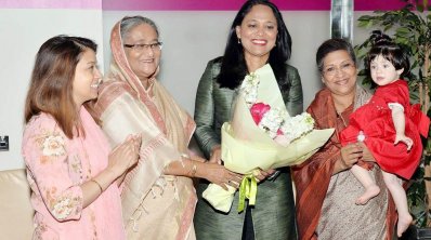 প্রধানমন্ত্রী শেখ হাসিনা বুধবার লন্ডনের একটি হোটেলে নবনির্বাচিত বঙ্গবন্ধুর নাতনি ব্রিটিশ এমপি টিউলিপ সিদ্দিক ও রুশনারা আলীকে ফুল দিয়ে শুভেচ্ছা জানান। ছবি- ফোকাস বাংলা
