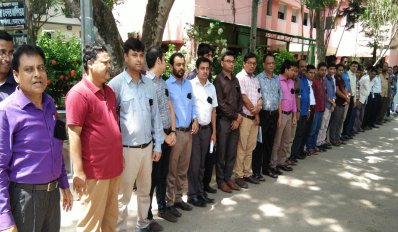 ৯ কাস্টমস কর্মকর্তার ওপর হামলার প্রতিবাদে কালো ব্যাজ ধারণ (ছবি- বেনাপোল প্রতিনিধি)