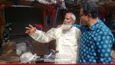 ভ্যানচালকের কথা শুনছেন এমপি জগলুল (ছবি- সাতক্ষীরা প্রতিনিধি)