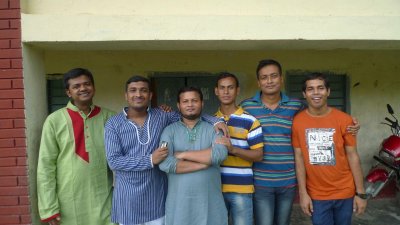 ব্ন্ধুদের সঙ্গে নিহত সেনা সদস্য আজিজুর (ছবি-মাদারীপুর প্রতিনিধি)