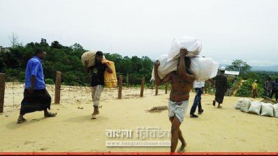পাহাড় ধসে ক্ষতিগ্রস্তদের জন্য ত্রাণ