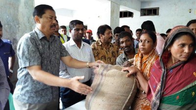 বান্দরবানে ক্ষতিগ্রস্তদের মাঝে ত্রাণ বিতরণ করছেন পার্বত্য চট্টগ্রাম বিষয়ক মন্ত্রণালয়ের প্রতিমন্ত্রী বীর বাহাদুর উশৈসিং (ছবি- বান্দরবান প্রতিনিধি)
