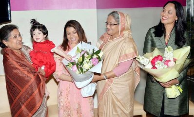 প্রধানমন্ত্রী শেখ হাসিনা বুধবার লন্ডনের একটি হোটেলে নবনির্বাচিত বঙ্গবন্ধুর নাতনি ব্রিটিশ এমপি টিউলিপ সিদ্দিক ও রুশনারা আলীকে ফুল দিয়ে শুভেচ্ছা জানান। ছবি- ফোকাস বাংলা