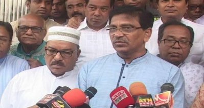 কুষ্টিয়ায় এক অনুষ্ঠানে সাংবাদিকদের সঙ্গে কথা বলছেন মাহবুবউল আলম হানিফ (ছবি-কুষ্টিয়া প্রতিনিধি)
