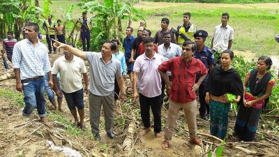 ক্ষতিগ্রস্ত এলাকা পরিদর্শনে পার্বত্য প্রতিমন্ত্রী (ছবি: বান্দরবান প্রতিনিধি)