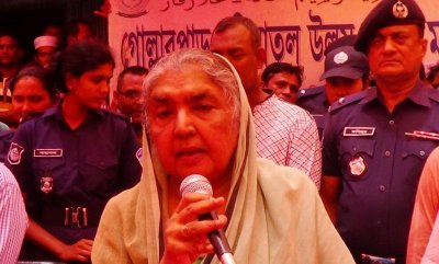 নিজ নির্বাচনি এলাকা শেরপুরের নালিতাবাড়ী উপজেলার পলাশীকুড়া জনতা উচ্চবিদ্যালয় মাঠে এক সমাবেশে বক্তব্য রাখছেন বেগম মতিয়া চৌধুরী (ছবি- শেরপুর প্রতিনিধি)