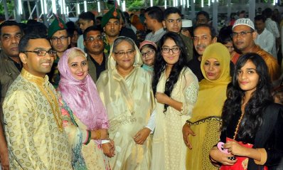গণভবনে ইফতারে অতিথিদের সঙ্গে কুশল বিনিময় করেন প্রধানমন্ত্রী