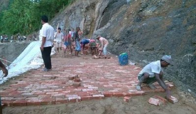শালবাগান এলাকার রাঙামাটি-চট্টগ্রাম সড়কে ইট বিছানোর কাজ চলছে (ছবি- রাঙামাটি প্রতিনিধি)