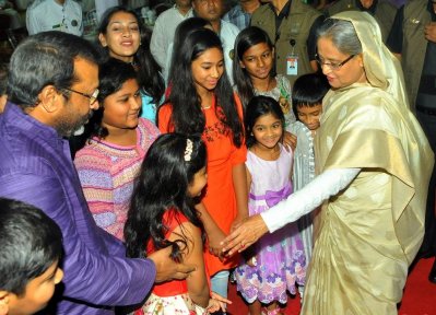 গণভবনে ইফতারে অতিথিদের সঙ্গে কুশল বিনিময় করেন প্রধানমন্ত্রী