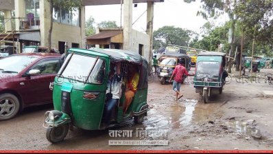 ময়মনসিংহের রাস্তায় খানাখন্দ। ছবি- প্রতিনিধি